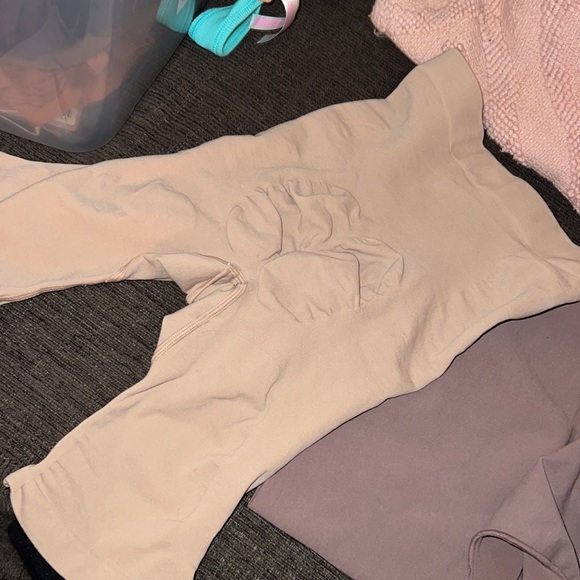 Skims seamless sculpt butt enhancing shorts open crotch - Picture 8 of 8